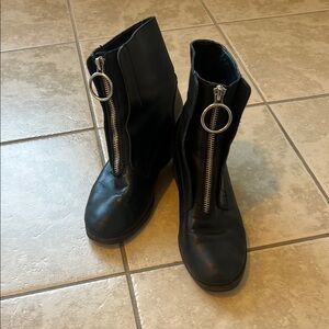 Stylish Black Zippered Women's Boots